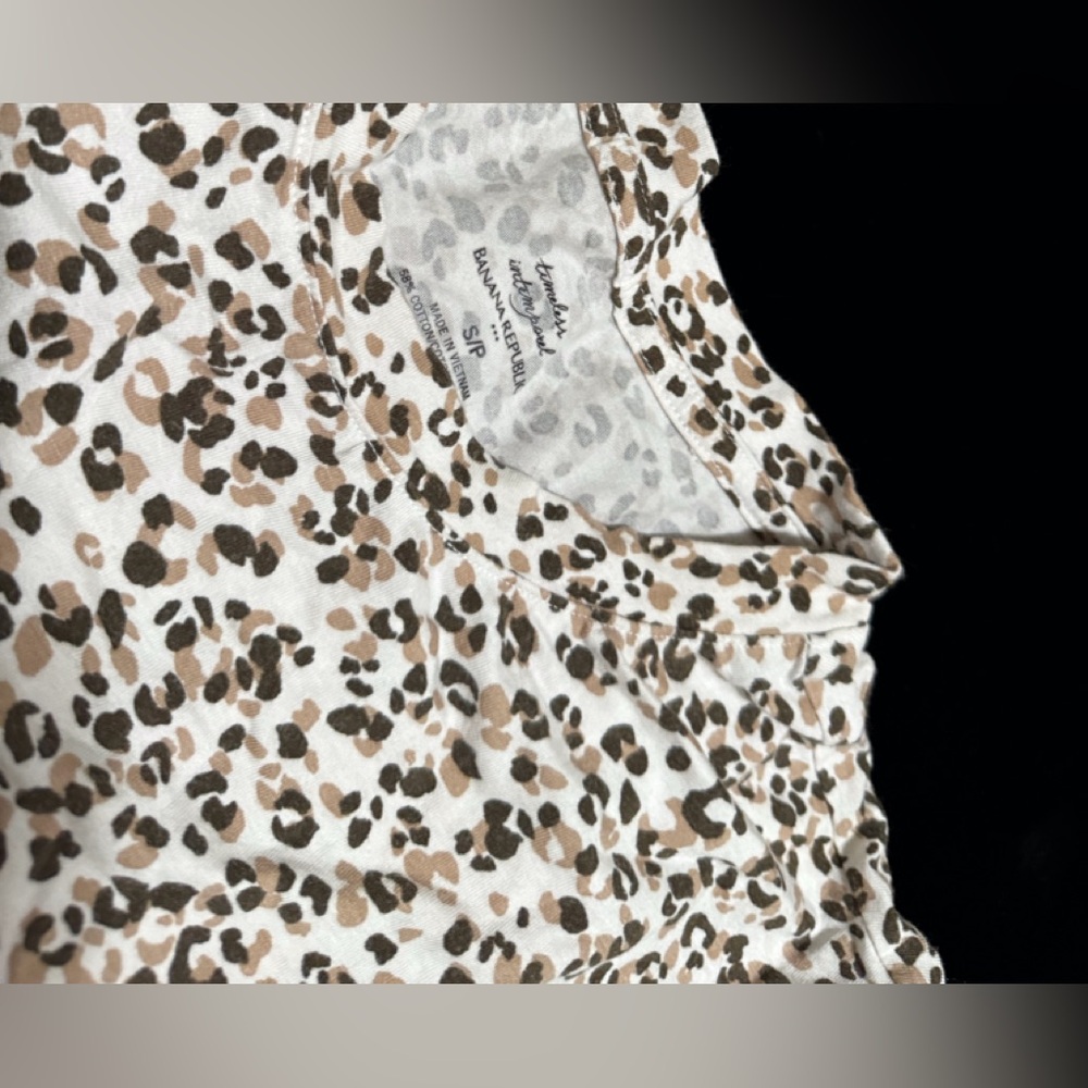 Women tee from  banana republic size s stretchable fabric